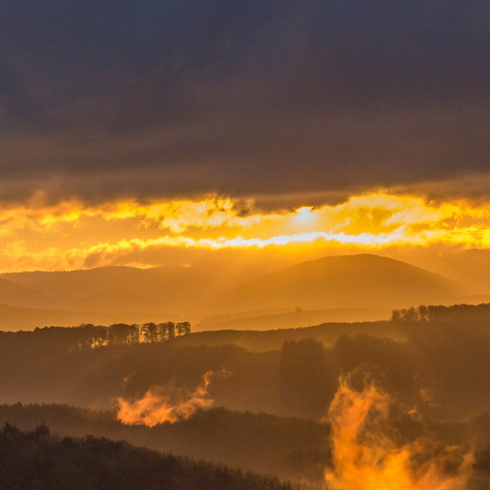 Blick in die Sauerländer Berge bei Sonnenaufgang von Cobbenrode 